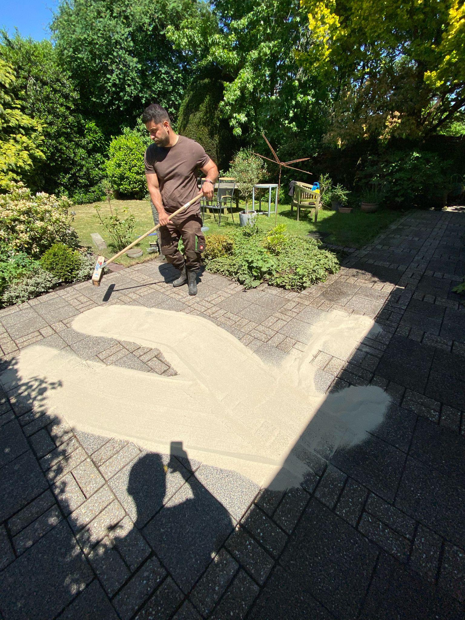 Gegenüberstellung einer sauberen Fläche und einer komplett neu verfugten Fläche