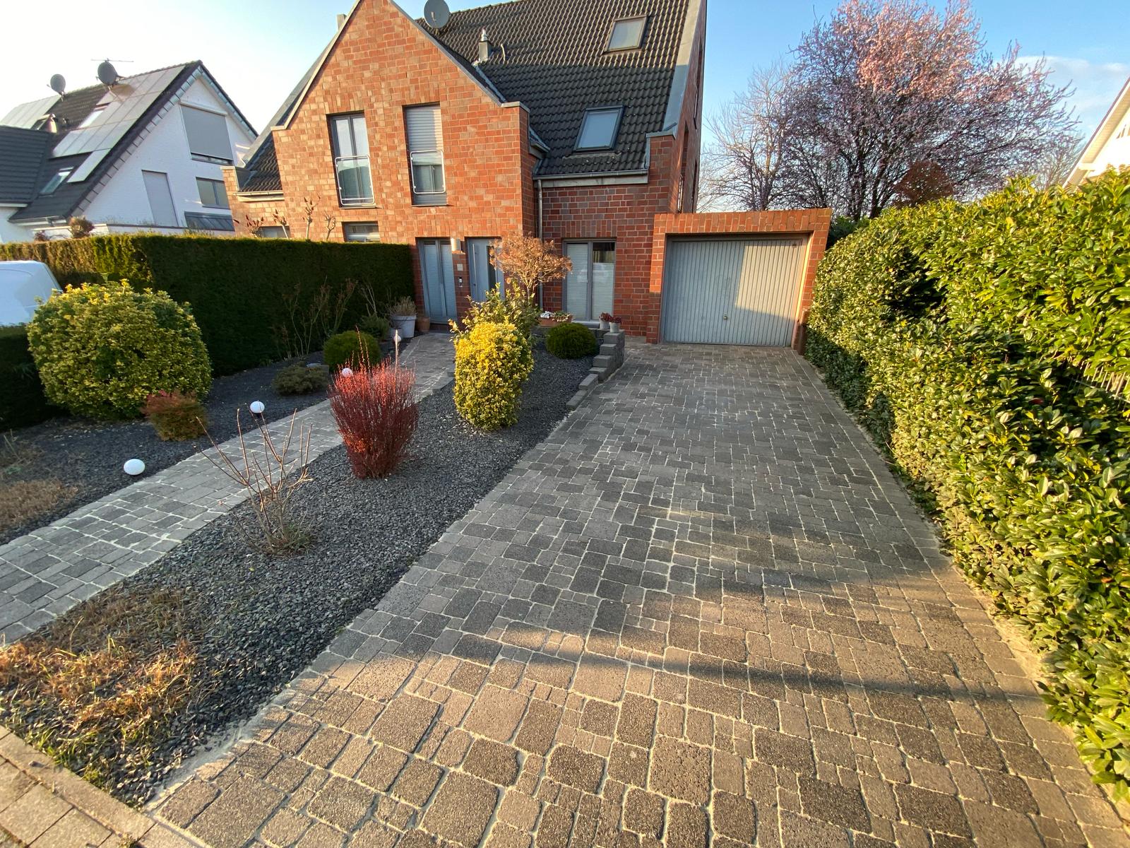 Wasser perlt auf einer imprägnierten Steinoberfläche ab